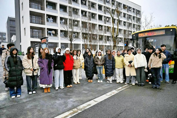 MK体育网页版登录入口.MK(中国)接驳专线开通仪式顺利举行 打通师生出行“最后一公里”